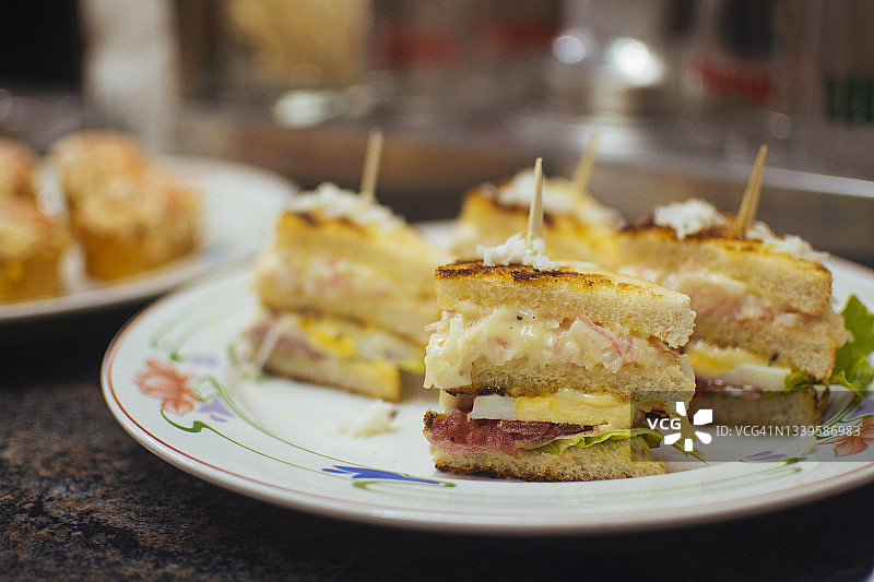 西班牙圣Sebastián，一盘迷你三明治风格的Pintxos图片素材