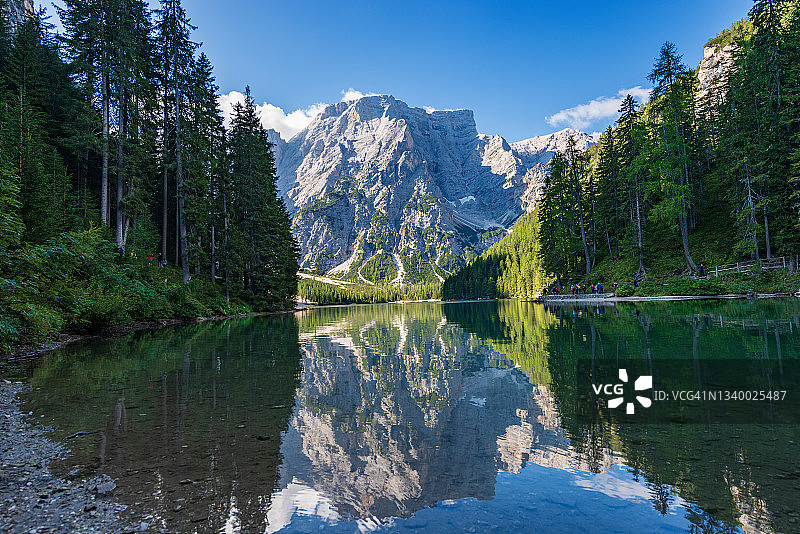 布雷斯湖和山顶的Croda del Becco - Trentino意大利图片素材