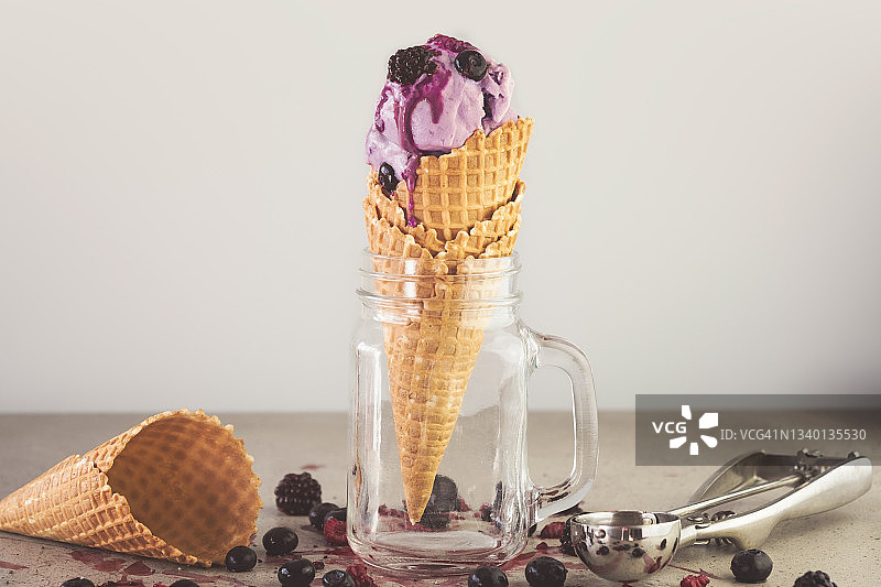 玻璃罐里的浆果冰淇淋图片素材
