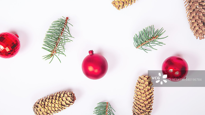 圣诞组成。礼物，云杉树枝，白色背景上的红色装饰。圣诞节、冬天、新年概念。平躺图片素材