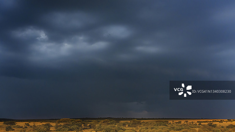 肯尼亚马赛马拉下雨前的蓝色暴风雨云图片素材