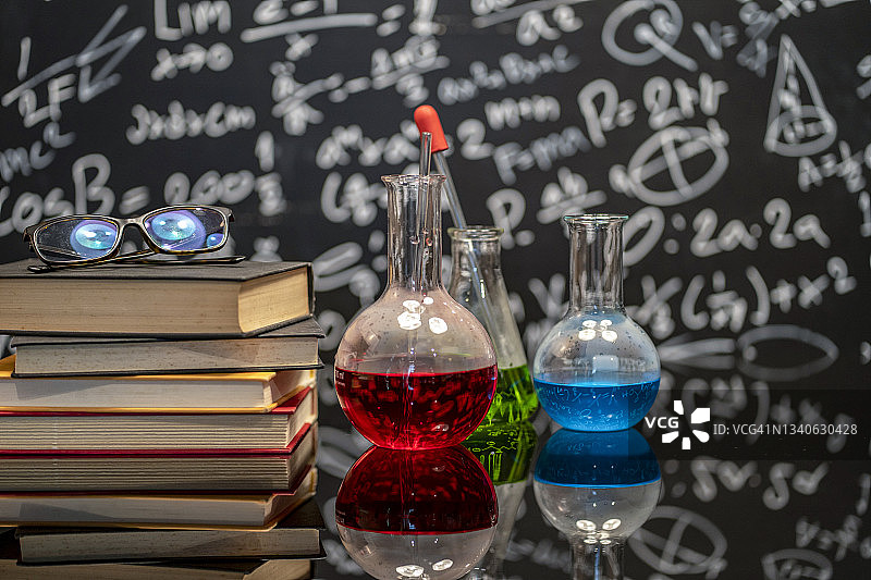 化学教学的课桌和画板。图片素材