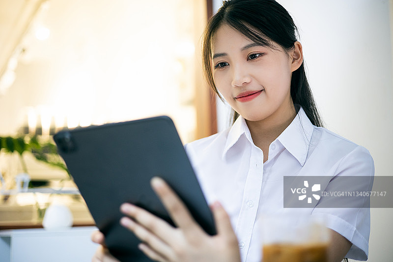 年轻的女商人与数字平板电脑图片素材