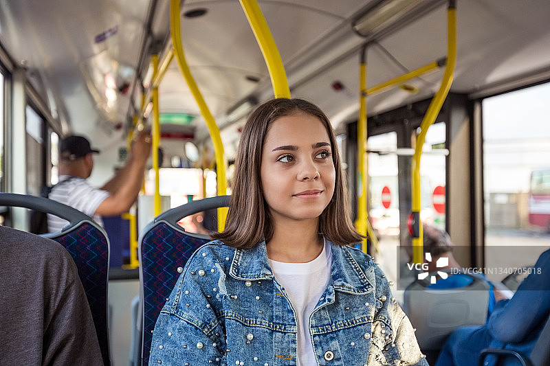 深思熟虑的少女在巴士上旅行图片素材