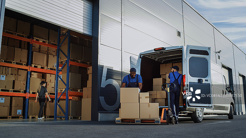 物流配送仓库外:多种工人库存和使用手动托盘卡车开始装载运送卡车与纸箱，在线订单，采购，电子商务货物图片素材