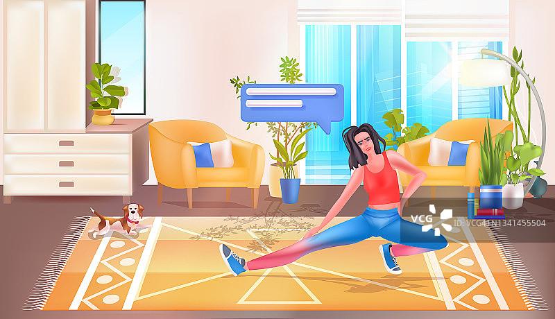 年轻女子做伸展运动健身锻炼健康生活方式概念客厅室内图片素材