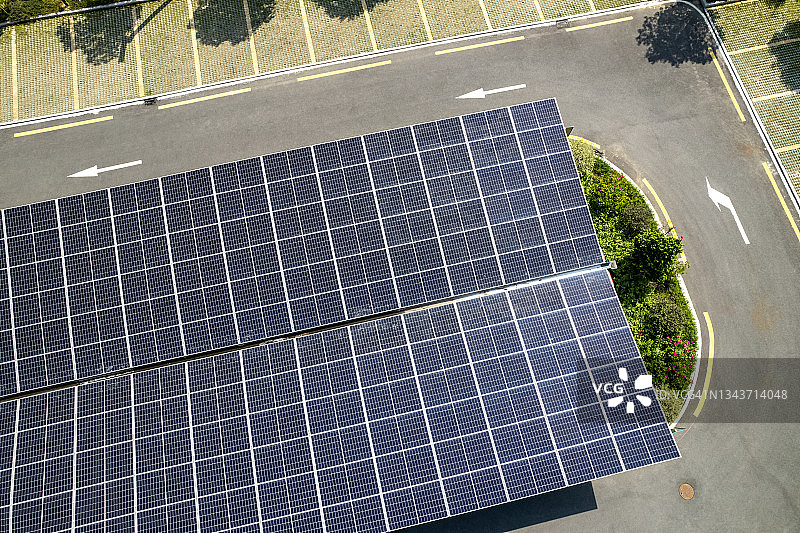 俯瞰太阳能板屋顶的停车场图片素材