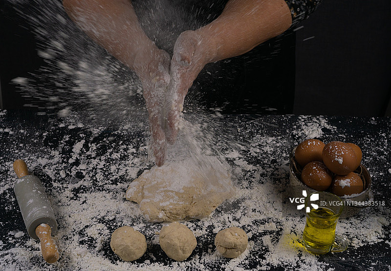 用面粉、水和盐揉制自制面包图片素材