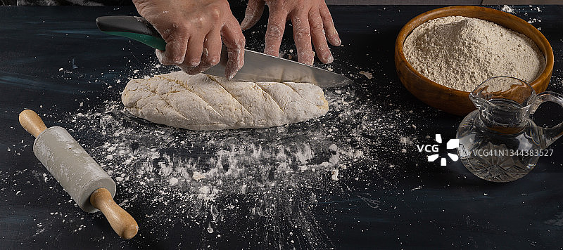用面粉、水和盐揉制自制面包图片素材