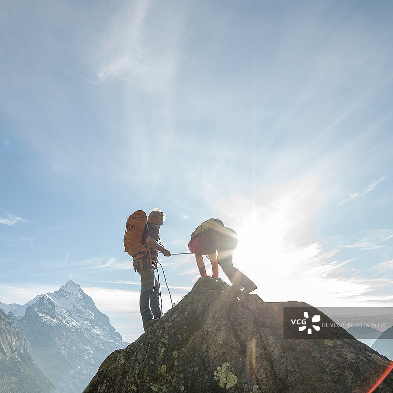 登山夫妇在攀登瑞士阿尔卑斯山的岩壁图片素材