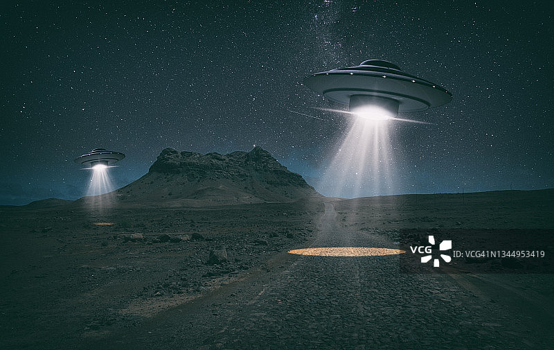沙漠上空的旧式ufo图片素材