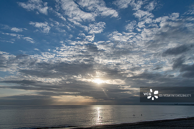 日本神奈川海滩上的夕阳阳光图片素材