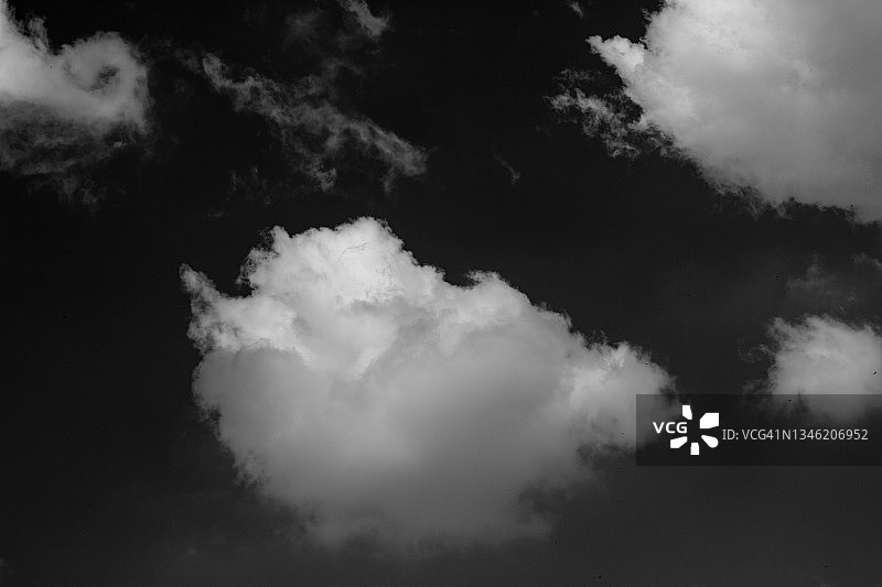 乌云被隔离在黑色的背景上。白色多云，雾或烟雾背景图片素材