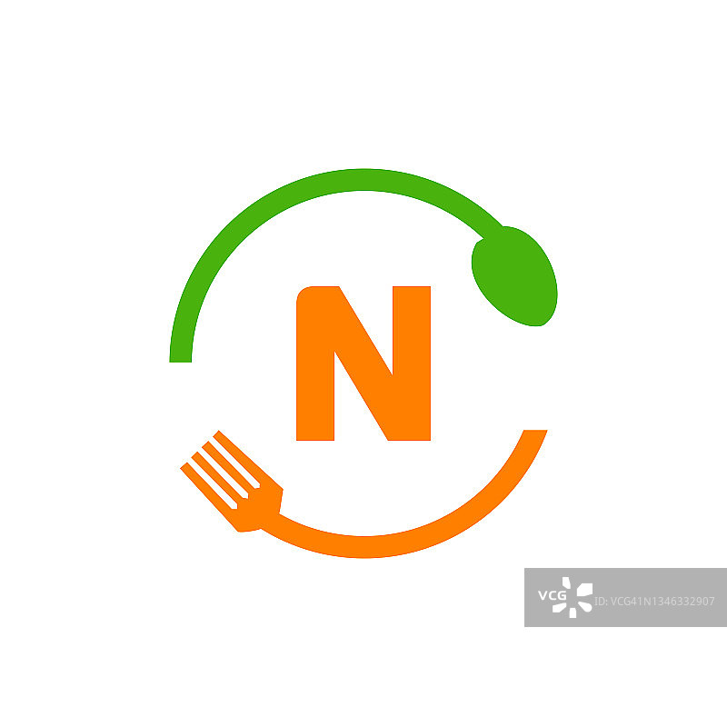 餐厅标志设计与勺子和叉子的字母N概念模板。厨房工具，食物图标。采购产品烹饪标志，烧烤标志，带N个字母向量的烧烤叉图片素材