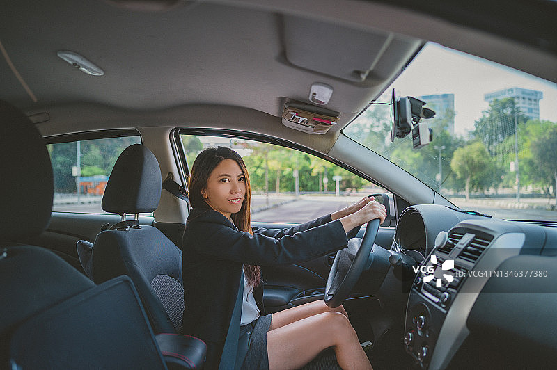 一位亚洲女商人喜欢开车图片素材