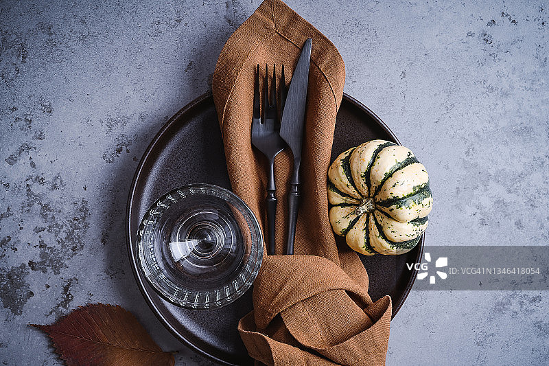 感恩节餐桌布置与装饰南瓜在灰色的石头桌子图片素材
