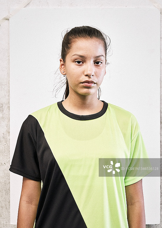 穿着足球服的年轻女孩的肖像图片素材