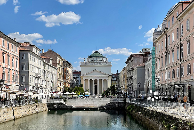 大运河位于意大利的里雅斯特市中心。图片素材