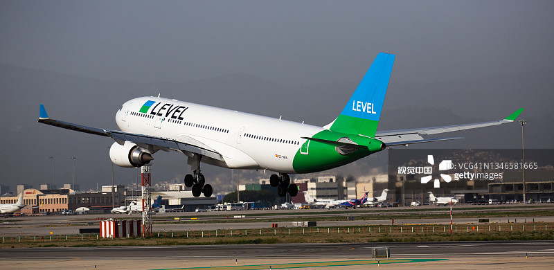 空中客车水平(伊比利亚)降落在巴塞罗那-艾尔普拉特机场图片素材