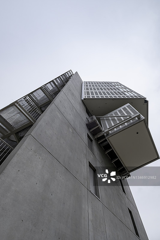 现代摩天大楼对天空低角度的看法。图片素材