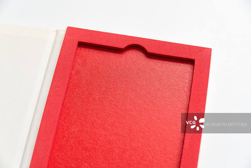 孤立的红盒子。红色帧剪辑路径。空白的盒子。图片素材