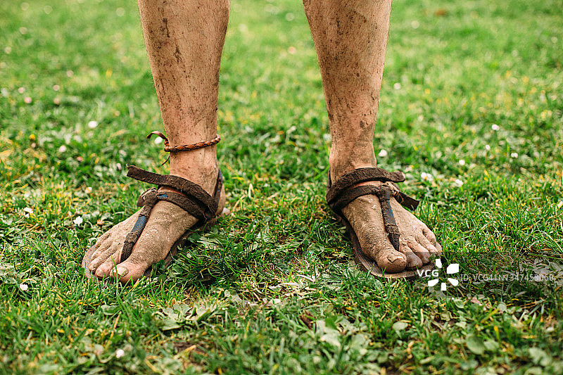 极简主义者的脚和腿沾满泥的特写图片素材