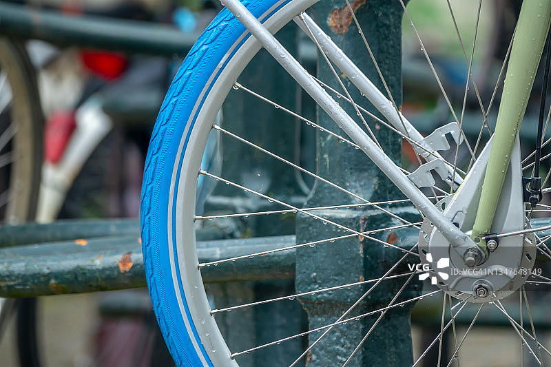 雨后的自行车车轮特写图片素材
