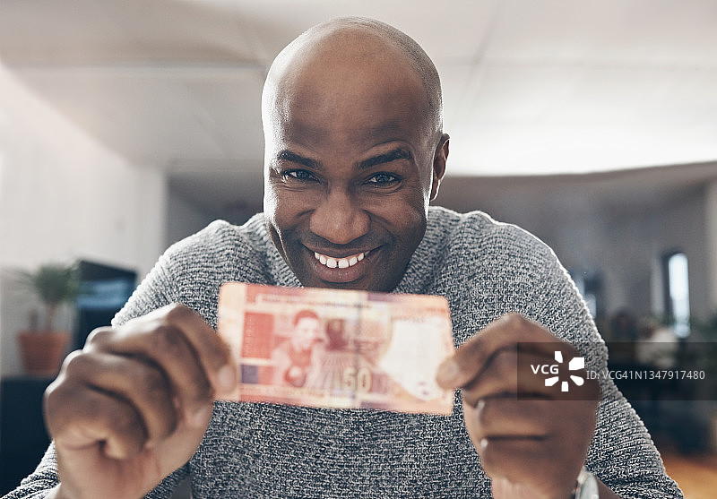 一个商人举着一张钞票的特写镜头图片素材
