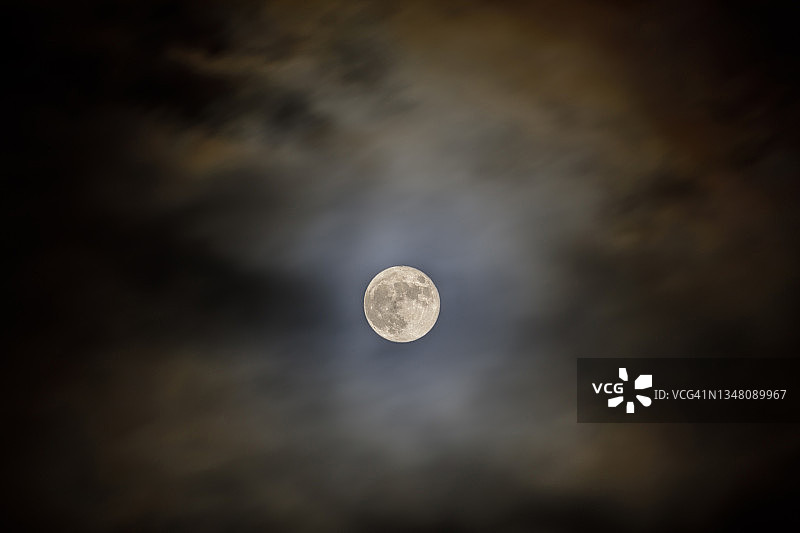 猎人的满月，乌云密布图片素材