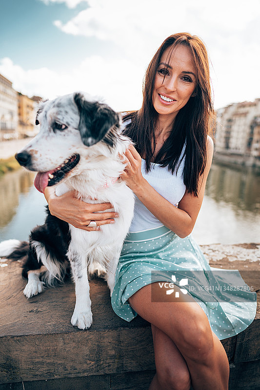 佛罗伦萨的游客带着一只狗图片素材