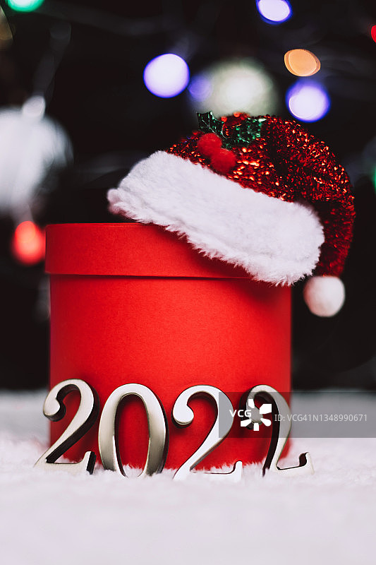 圣诞老人帽子上的红色礼品盒银2022。图片素材