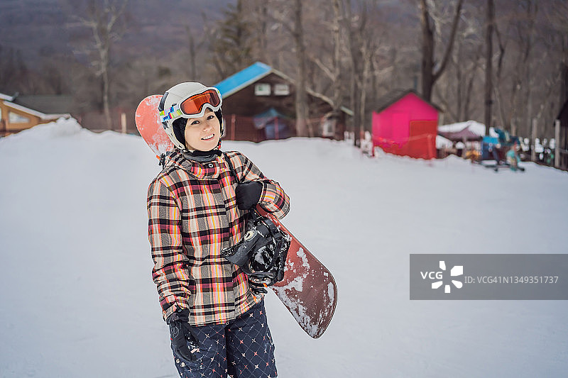 在一个阳光明媚的冬日，一名女子在滑雪胜地滑雪图片素材