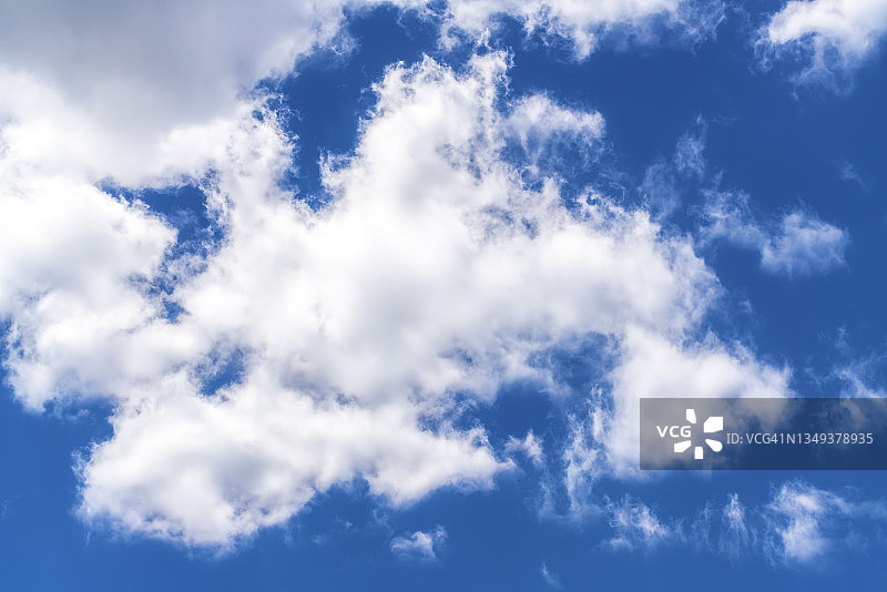 白云和明亮的蓝天为背景图片素材