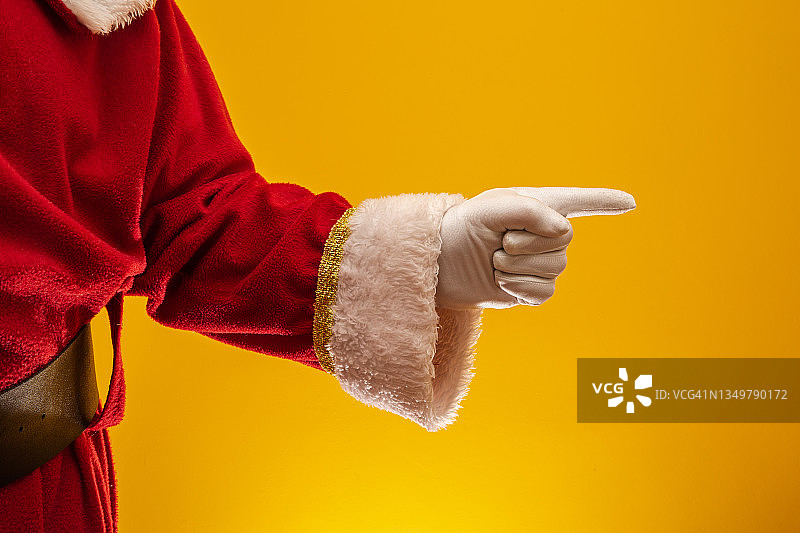 圣诞老人戴着手套指指点点的照片。图片素材