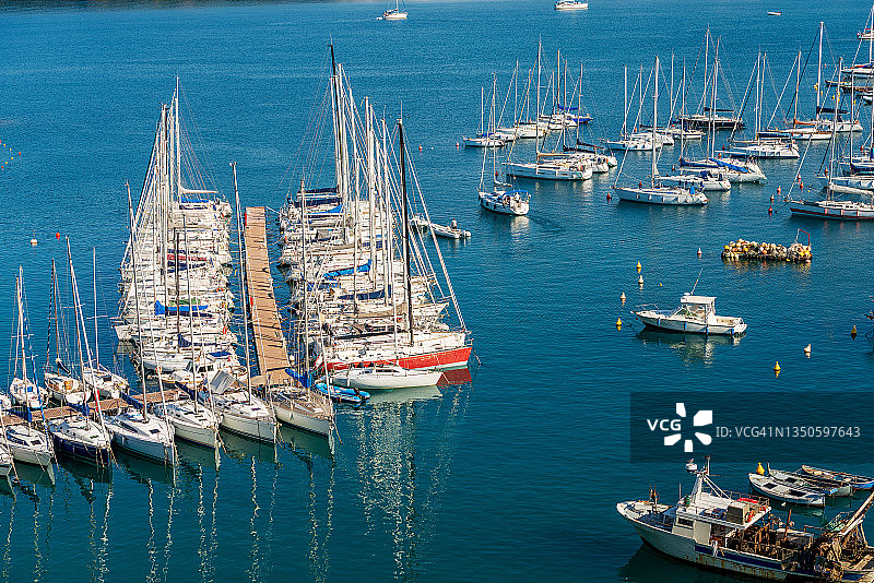 帆船停泊-意大利利古里亚拉斯佩齐亚勒里西湾港口图片素材