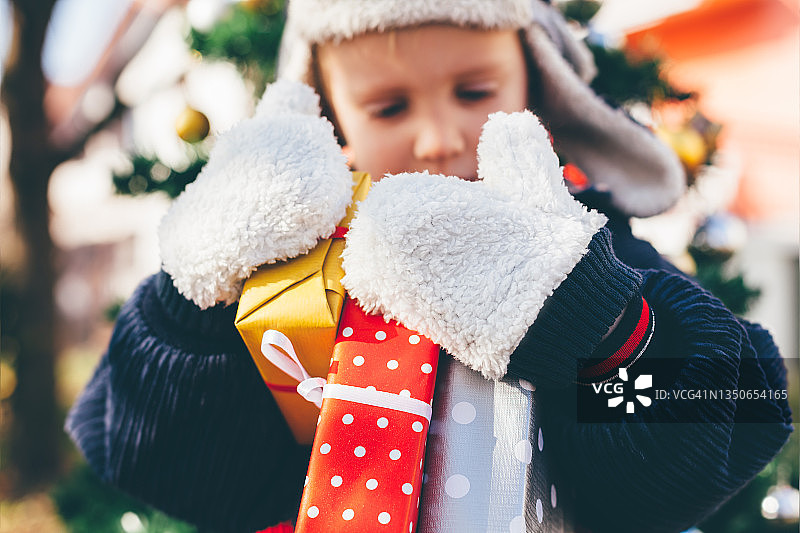孩子拿着礼物和冬季手套图片素材