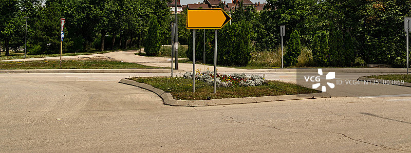 储存摄影交通标志和灯光在城市在夏天的白天。图片素材