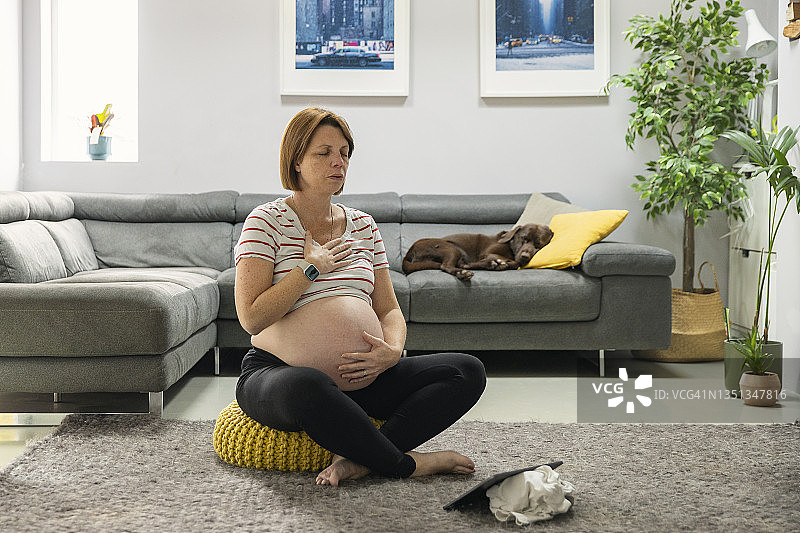 成年孕妇在家练习呼吸练习图片素材