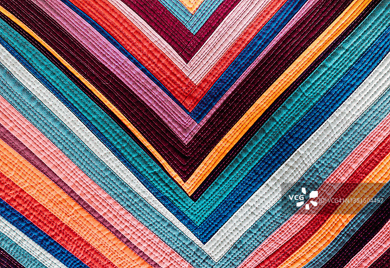 抽象几何三角形现代被子宏观缝拼布拼布即兴条纹纺织多色织物背景图片素材