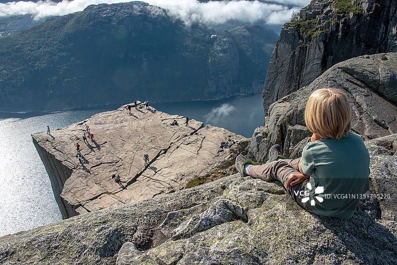 孩童俯视布道石，讲坛石，挪威图片素材