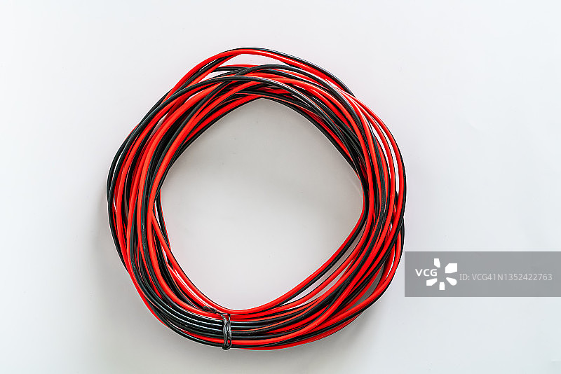 红色电缆，白色背景图片素材
