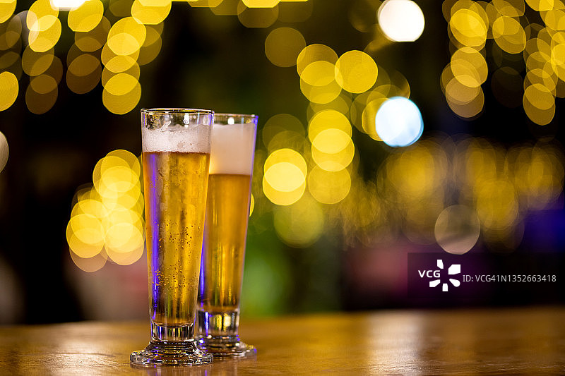 啤酒在酒吧和自由空间的bokeh背景图片素材
