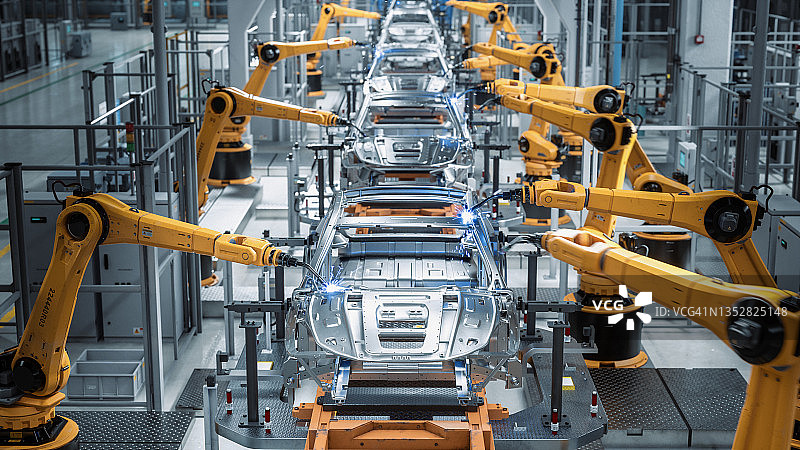 汽车工厂3D概念:自动化机器人手臂装配线制造高科技绿色能源电动汽车。自动化施工，建筑，焊接工业生产输送机。前视图图片素材