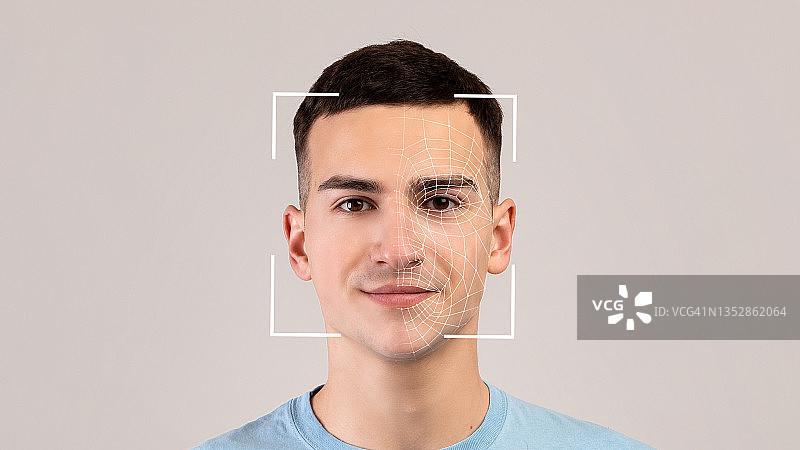 微笑的年轻白人男性，双重曝光，身份扫描，光背景隔离图片素材