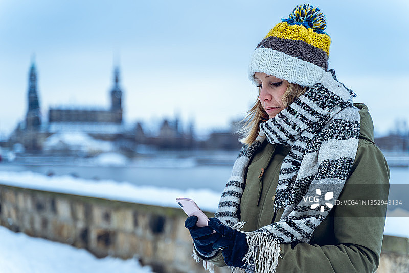 女性在冬天使用智能手机图片素材