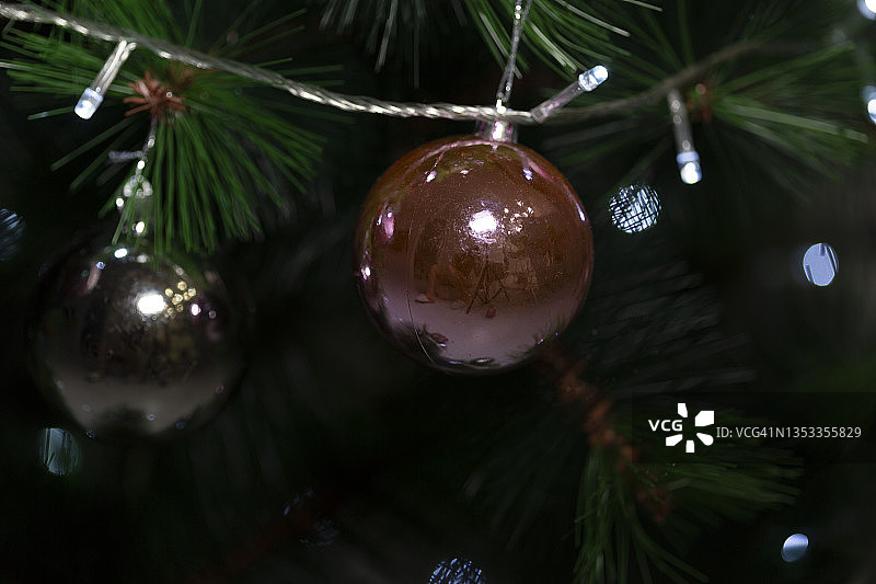 圣诞树上的圣诞装饰图片素材