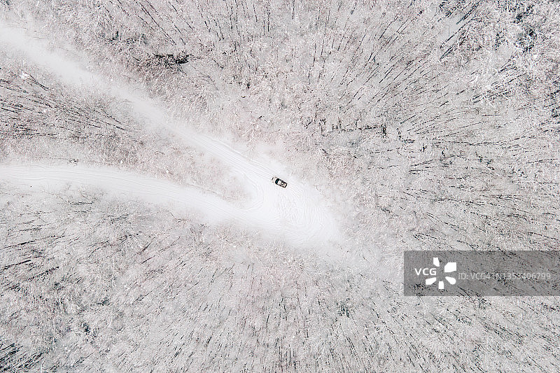 冒险越野车在雪中蜿蜒的小道。图片素材