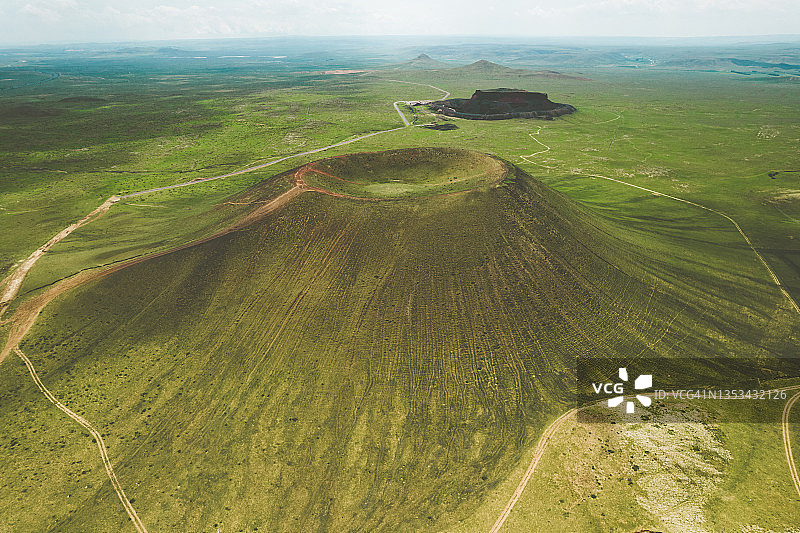 绝灭火山口的无人机视角图片素材