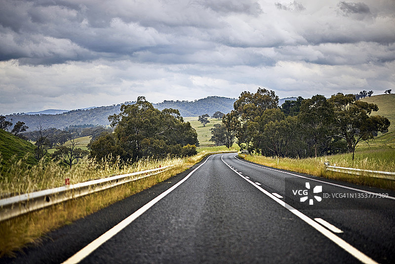 公路之旅，在空无一人的高速公路上开车，雨云密布，澳大利亚的乡村图片素材