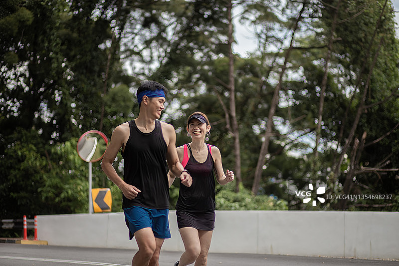 亚洲夫妇中国运动员跑步练习在周末图片素材